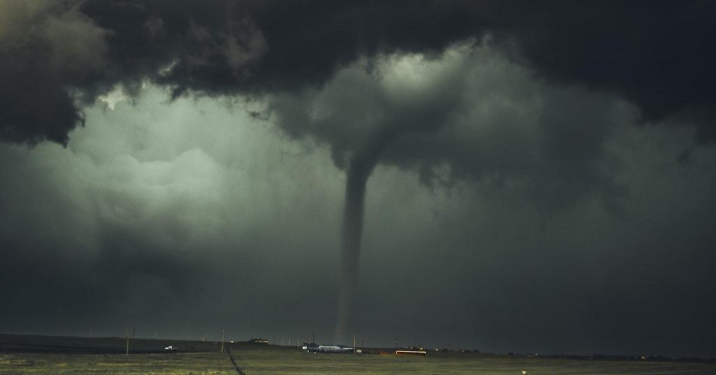 Why Does The Sky Turn Green Before A Tornado - Tornado Chaser